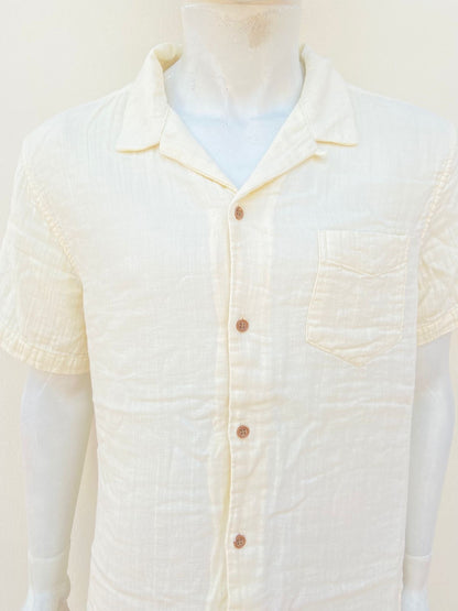 Camisa 100% algodón orgánico AEROPOSTALE Original, en color blanco/crema (beige) con botones en color marron.