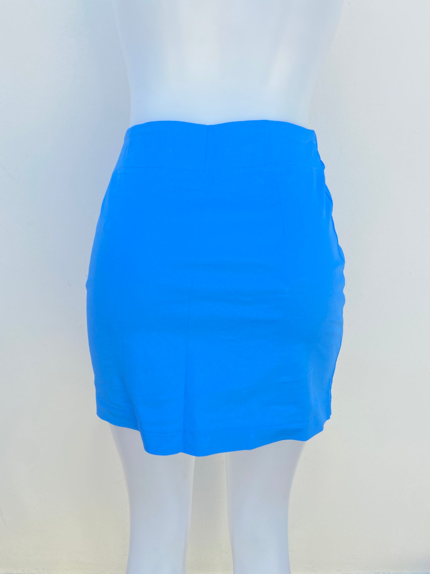 Falda Fashion Nova original azul con correa plateada.