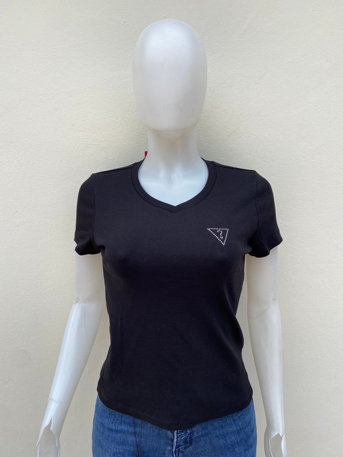 T-shirt GUESS original, negro con triangulo en diamantes y signo ? en plateado y cuello V.