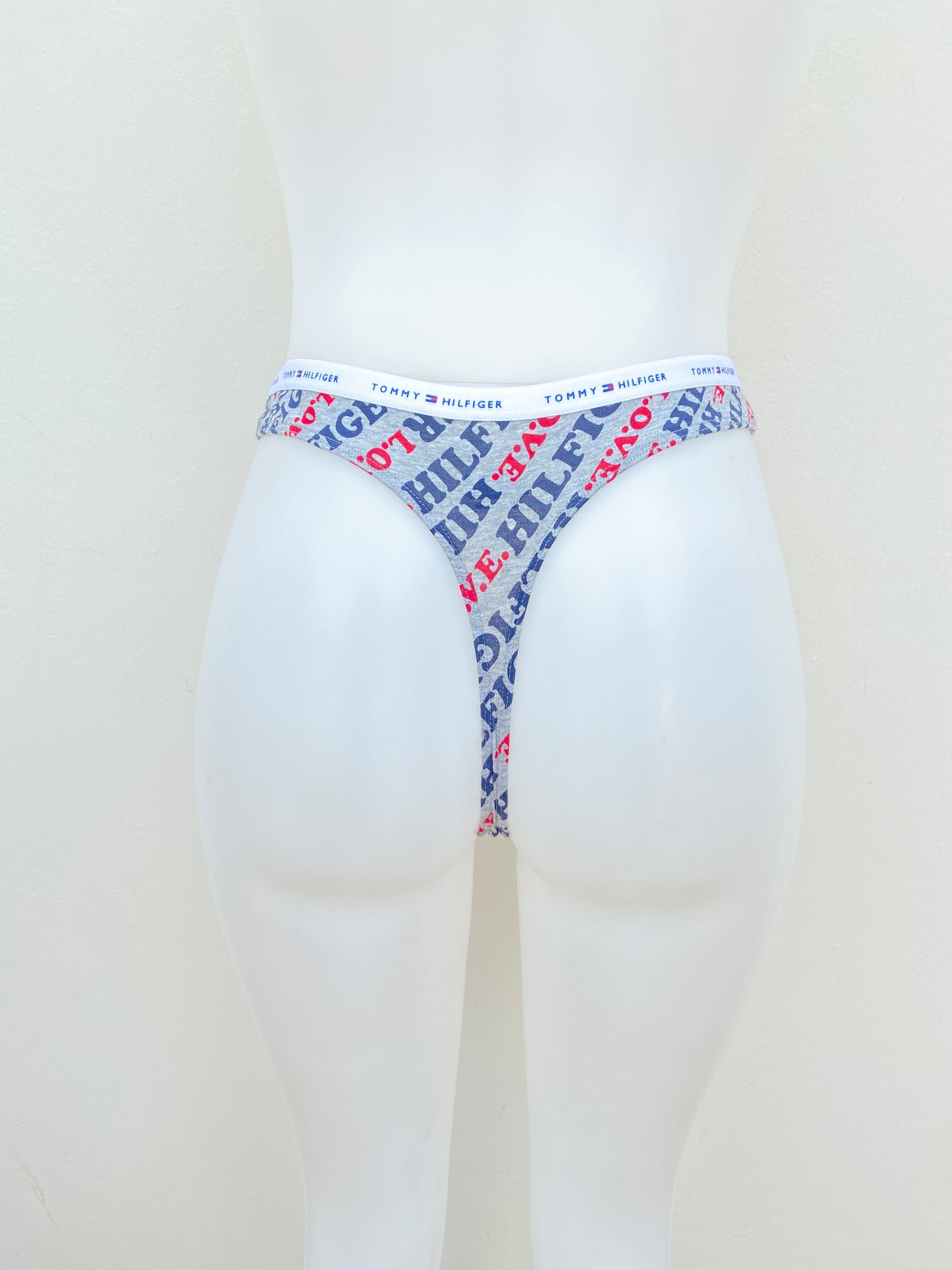 Panti Tommy Hilfiger gris con letras HILFIGER LOVE en azul y rojo, tanga.