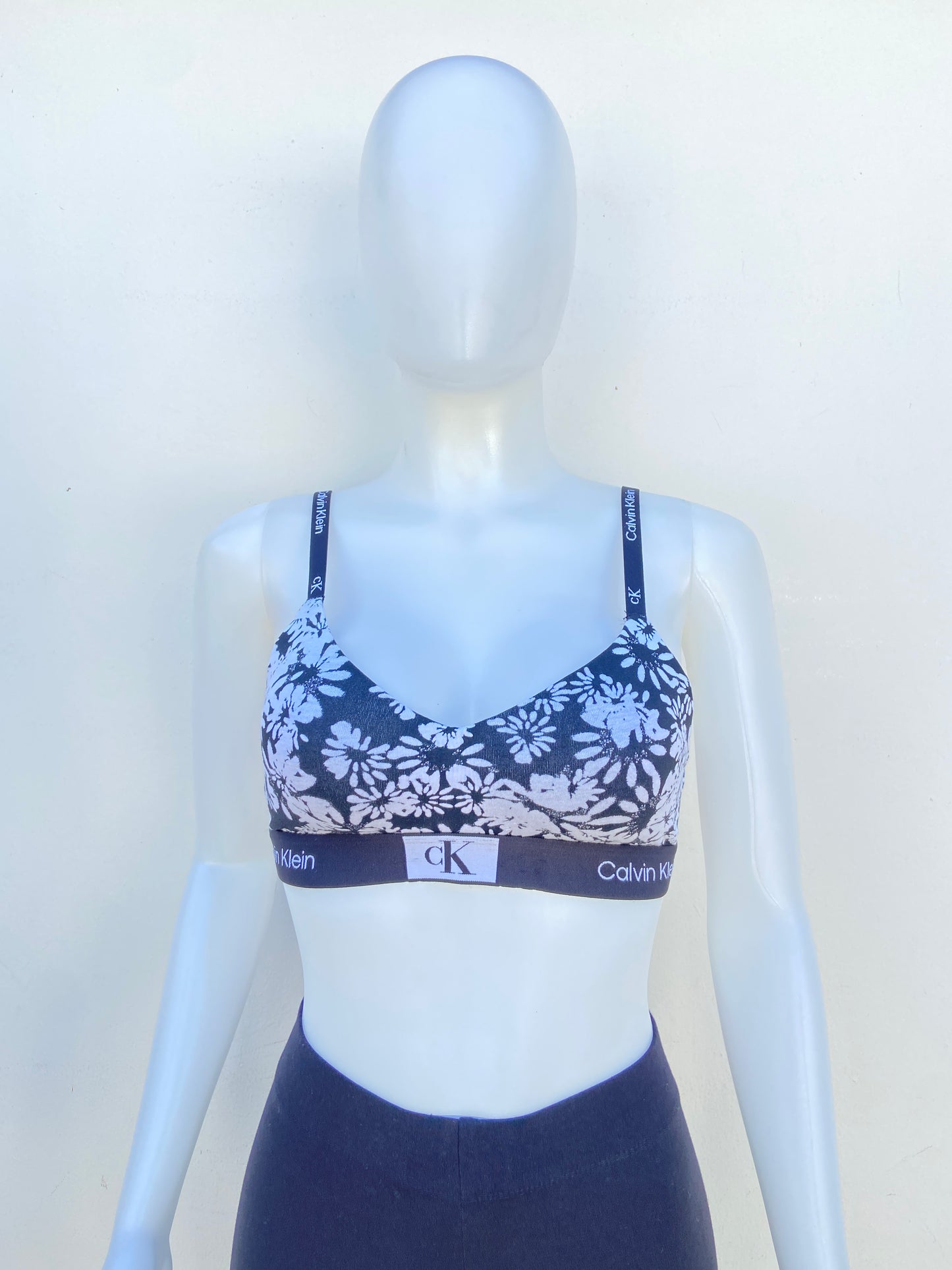 Bra Calvin Klein original negro con blanco y estampado de flores.