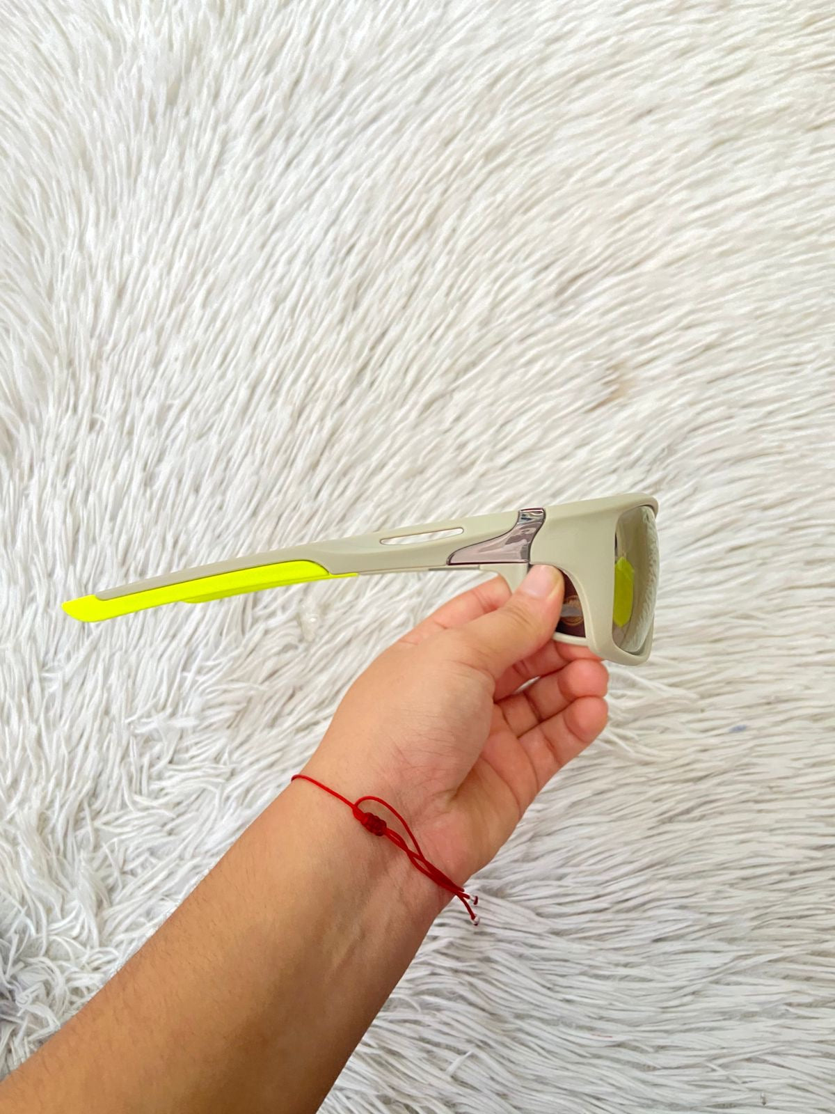 Lentes, gris oscuros con verde neón en la montura y micas amarillo ámbar.