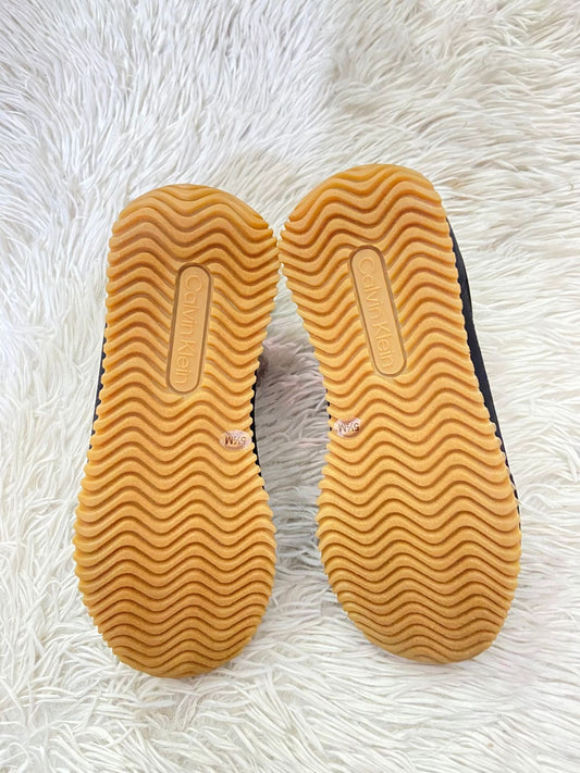 Tenis CALVIN KLEIN original, negro con letras de la marca en color blanco y suelas en marrón.