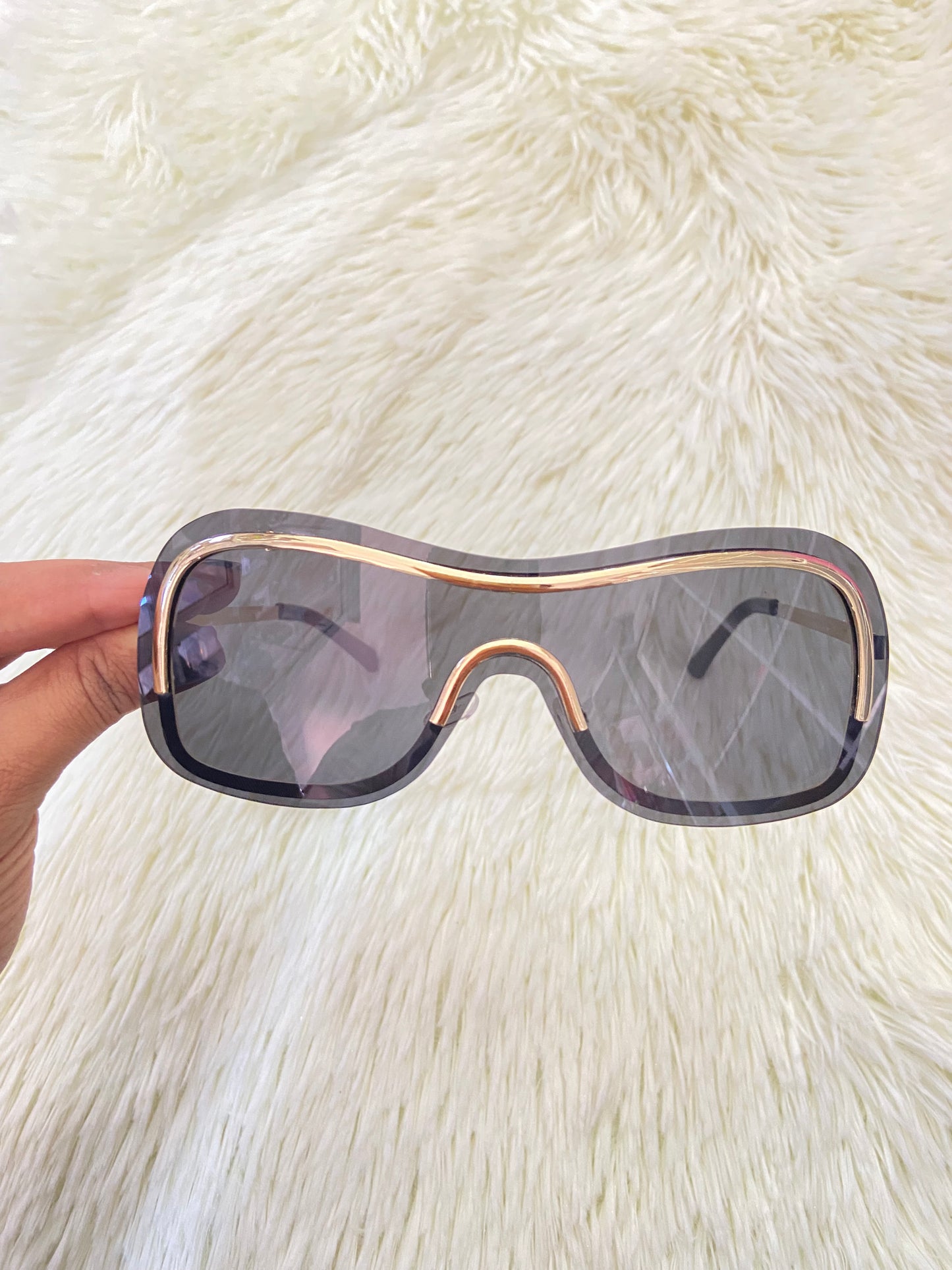 Lentes, negro con detalles en color dorado en frente y montura fina.