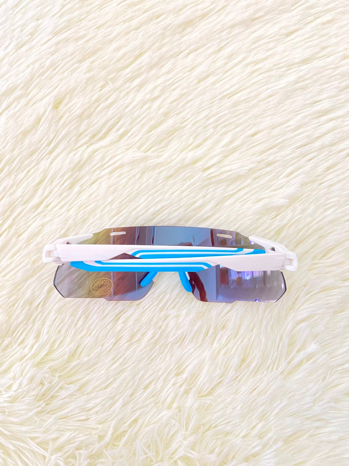 Lentes, blanco con micas en color azul y montura blanca, protección UV 400.