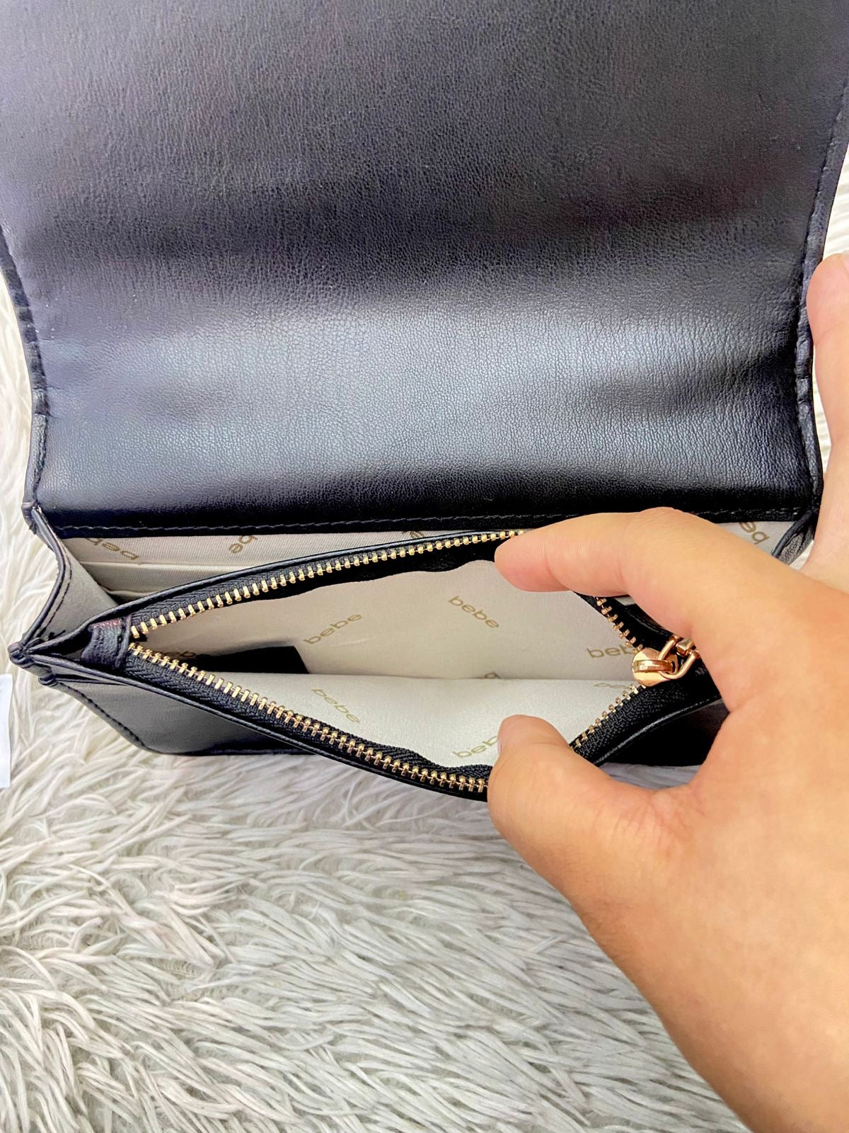 Cartera BEBE Original, negro con nombre de la marca al frente en color dorado, correa tipo cadena enlazada con tela negra.