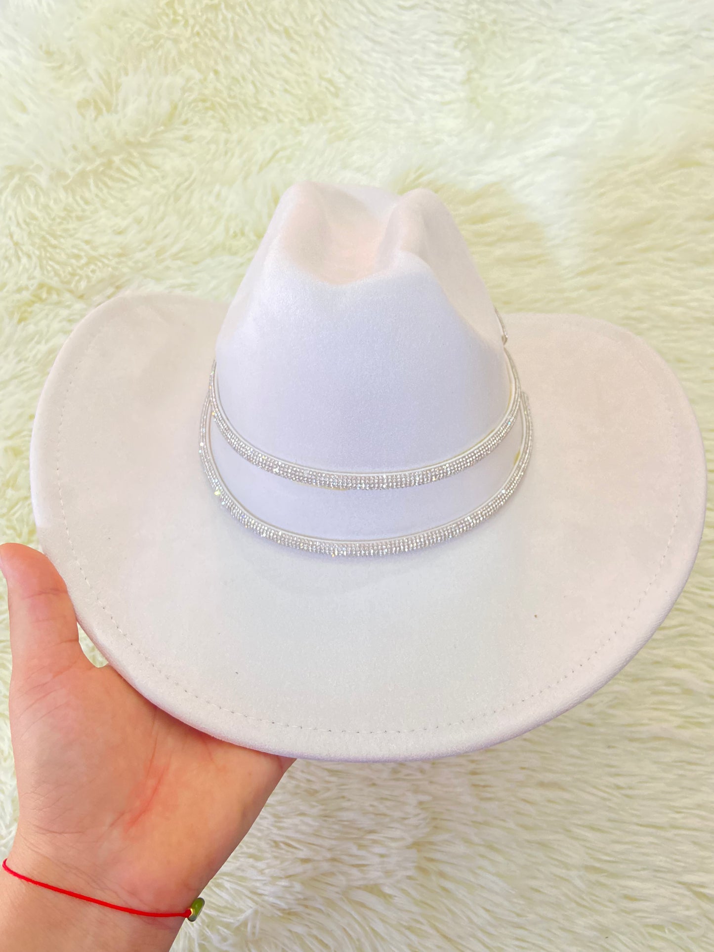 Sombrero, blanco con lazo en color plateado con brillos.