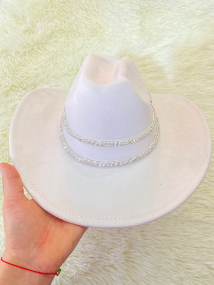 Sombrero, blanco con lazo en color plateado con brillos.