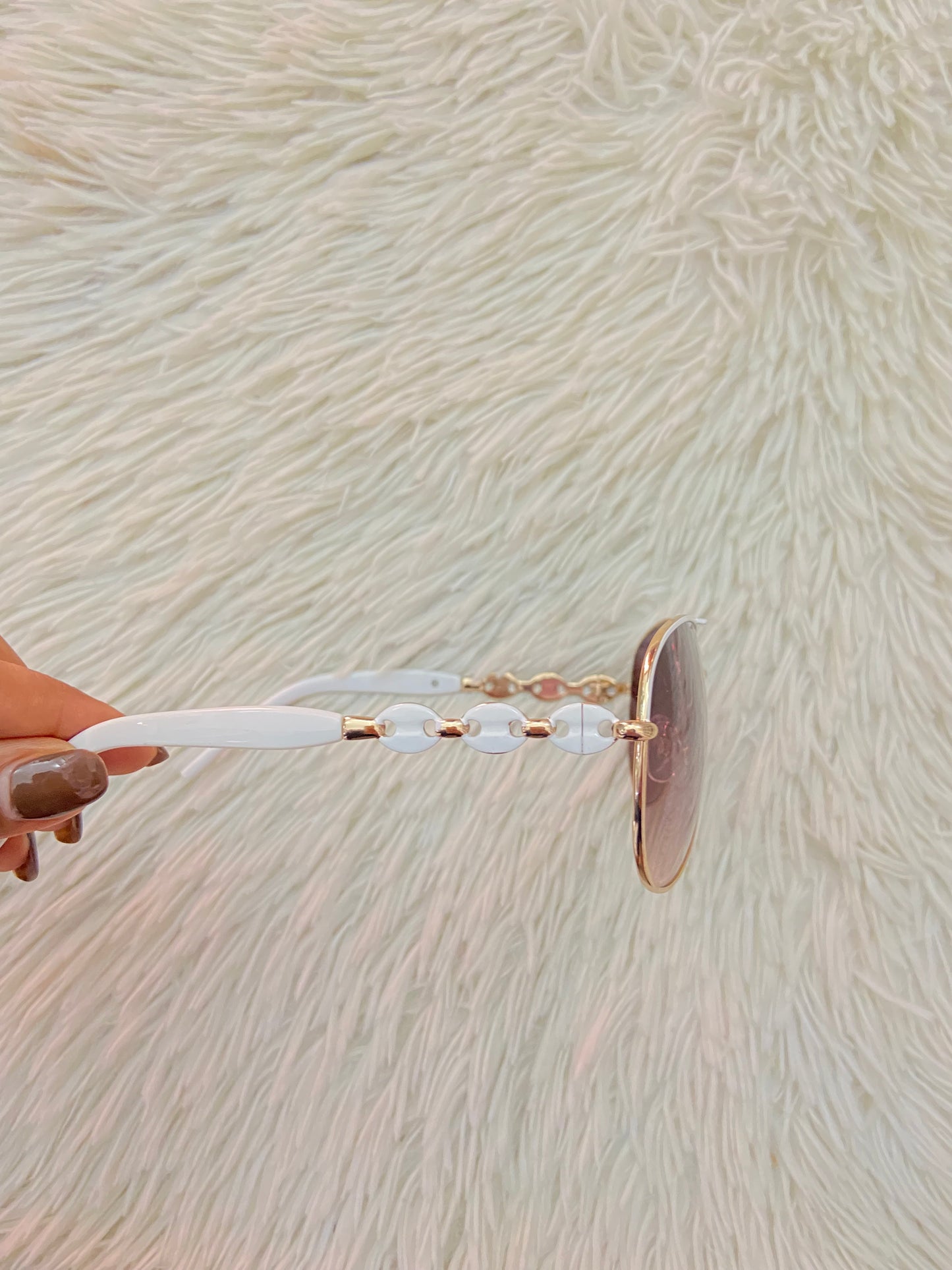 Lentes, con micas marrones y montura en color blanco.