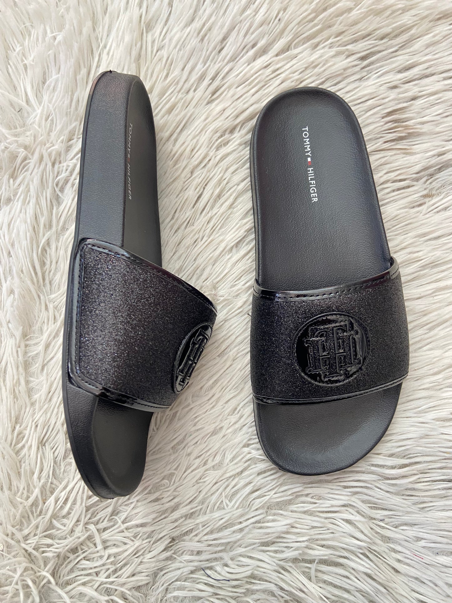 Sandalias TOMMY HILFIGER original, negra con TH en frente con brillos en color negro.
