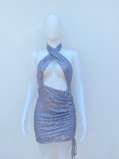 Vestido mini Fashion Nova plateado, tela stretch que se adapta a ti y lazo ajustable.