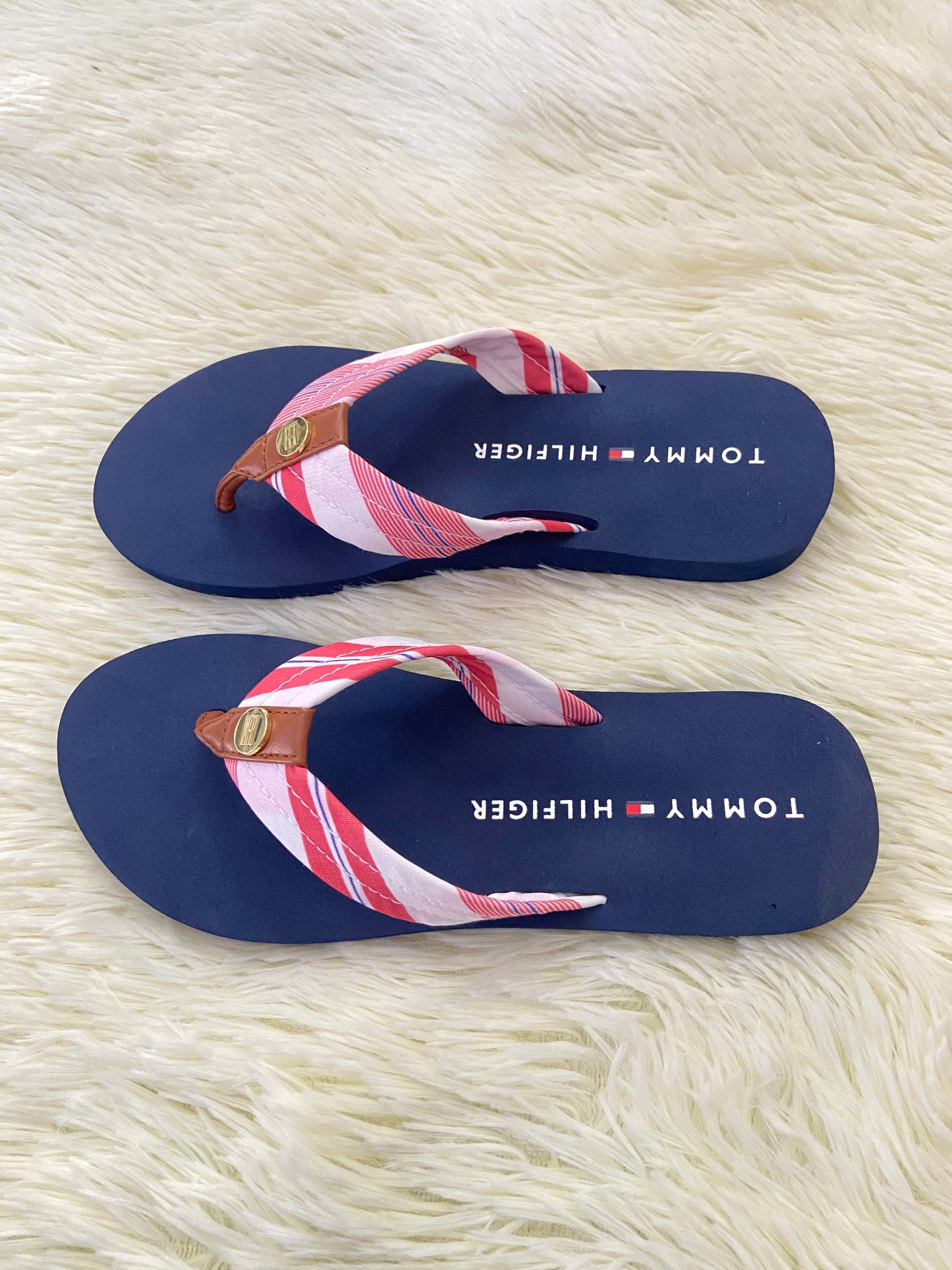 Sandalias TOMMY HILFIGER original, azul marino con rojo y marron y placa dorada en frente.