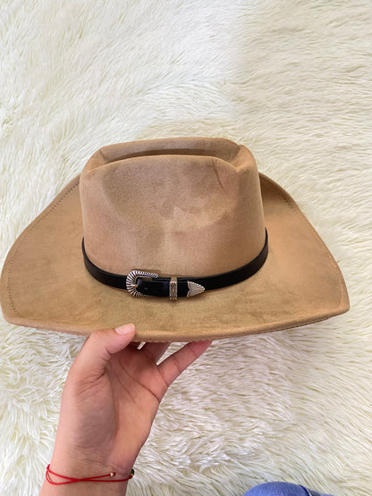 Sombrero crema/beige con correa negra con detalles plateados.