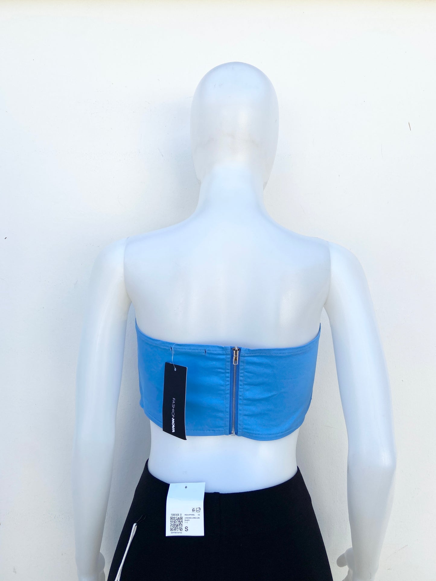 Top Fashion Nova original azul strapless con correa en frente.