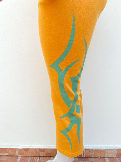 Pantalon VON DUTCH original Amarillo mostaza con letras de la marca en verde.