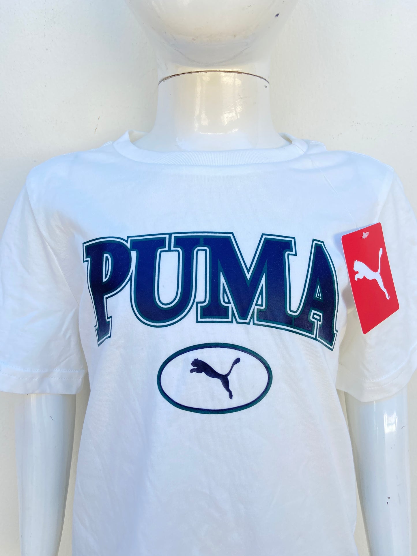 T-shirt Puma original blanco con letras PUMA en azul marino y borde en verde.