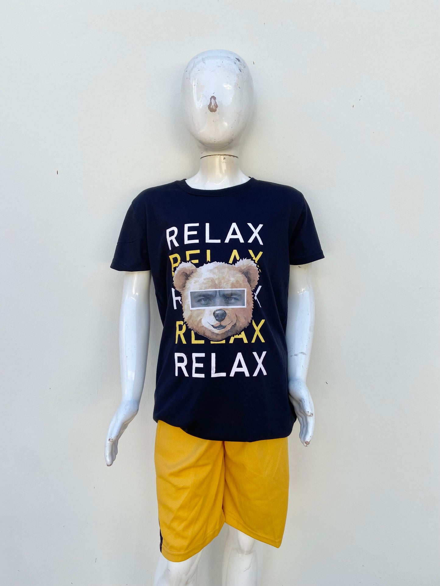 Conjunto, negro con amarillo y letras RELAX en blanco y amarillo y oso.