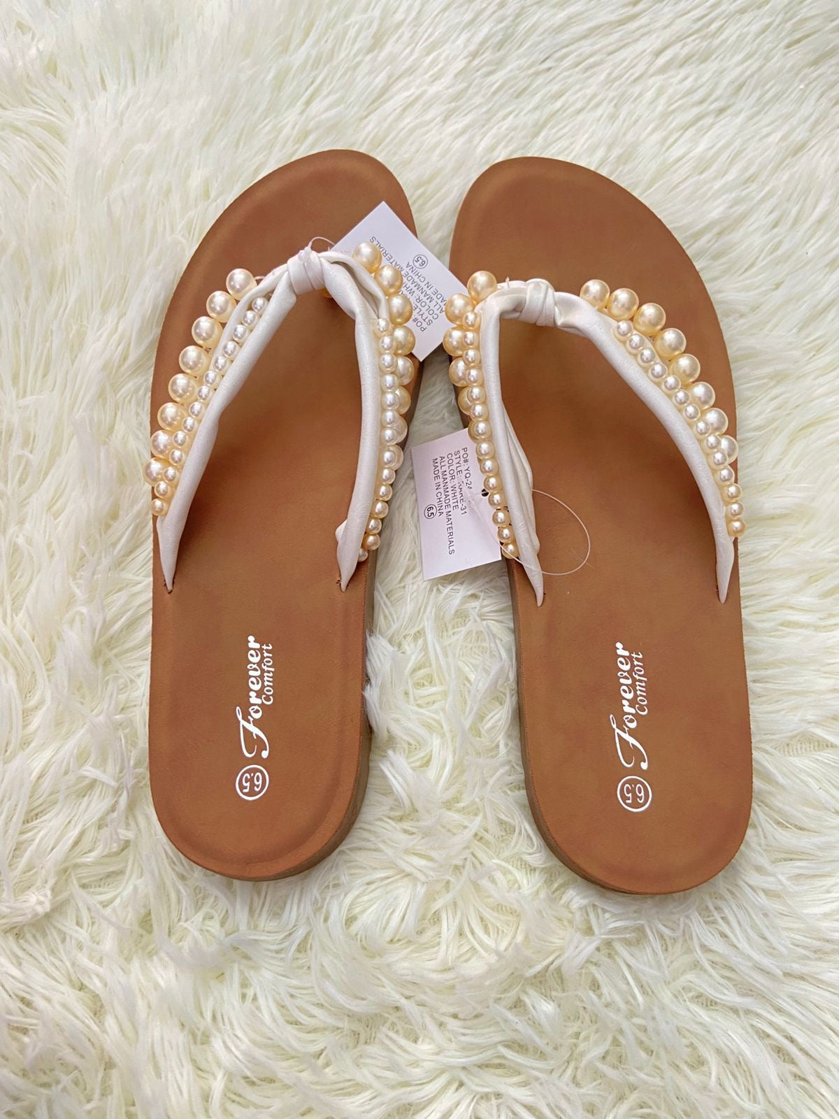 Sandalias FOREVER COMFORT original, marrón con blanco y perlas.