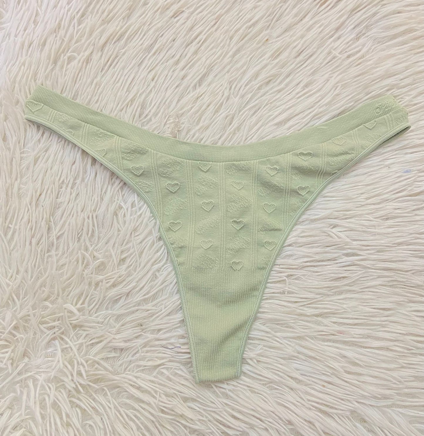 Panti PINK original verde opaco con estampado de corazón, tanga.