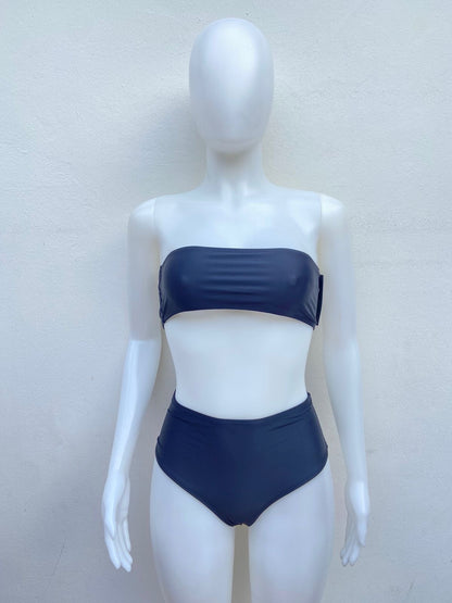 Biquini, de dos piezas negro entero con top estilo strapless y panti alto