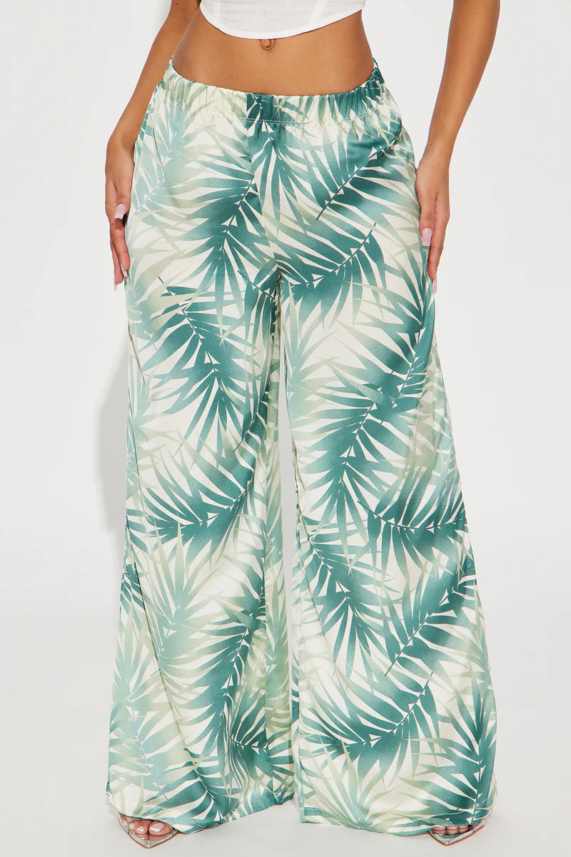 Pantalón,palazzo crema con estampado de palmeras verde.