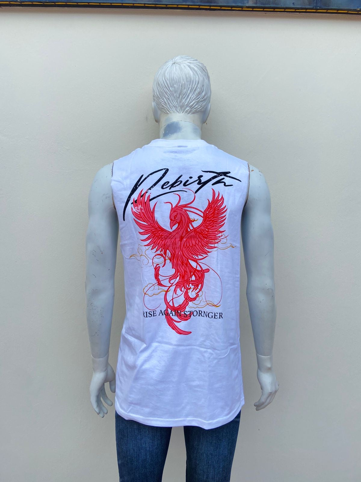 Franela blanco con diseños de un Fenix y letra negra arriba