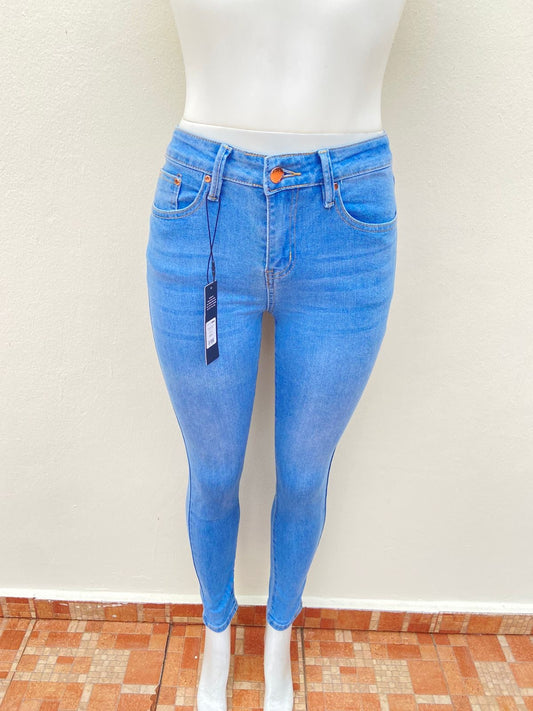 Pantalón Jean, azul claro liso con costura en hilo marrón, SKINNY JEANS STRETCH.