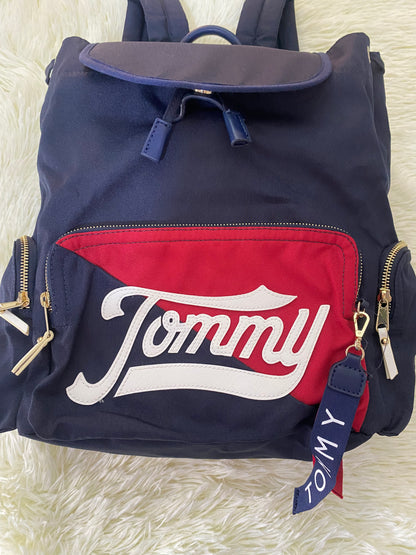 Mochila Tommy Hilfiger original en color azul marino, nombre TOMMY en grande en un bolsillo con el fondo rojo, varios compartimentos, súper espacioso.