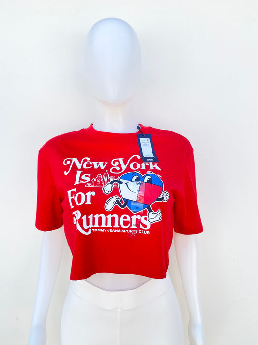 Top Tommy Hilfiger original rojo con letras NEW YORK IS FOR RUNNERS y un corazón, New York es para corredores.