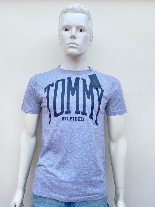 T-shirt Tommy Hilfiger original gris oscuro con letras TOMMY HILFIGER en azul marino.