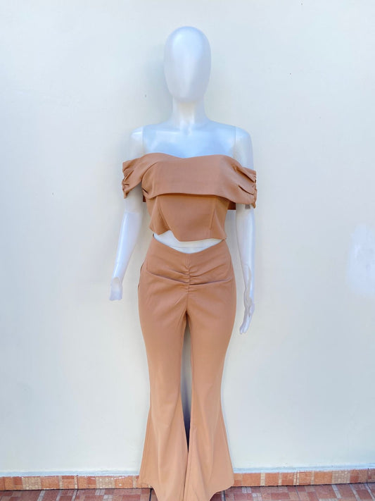 Conjunto, color caramelo ( taupe ) marrón claro con mangas agua lluvia.