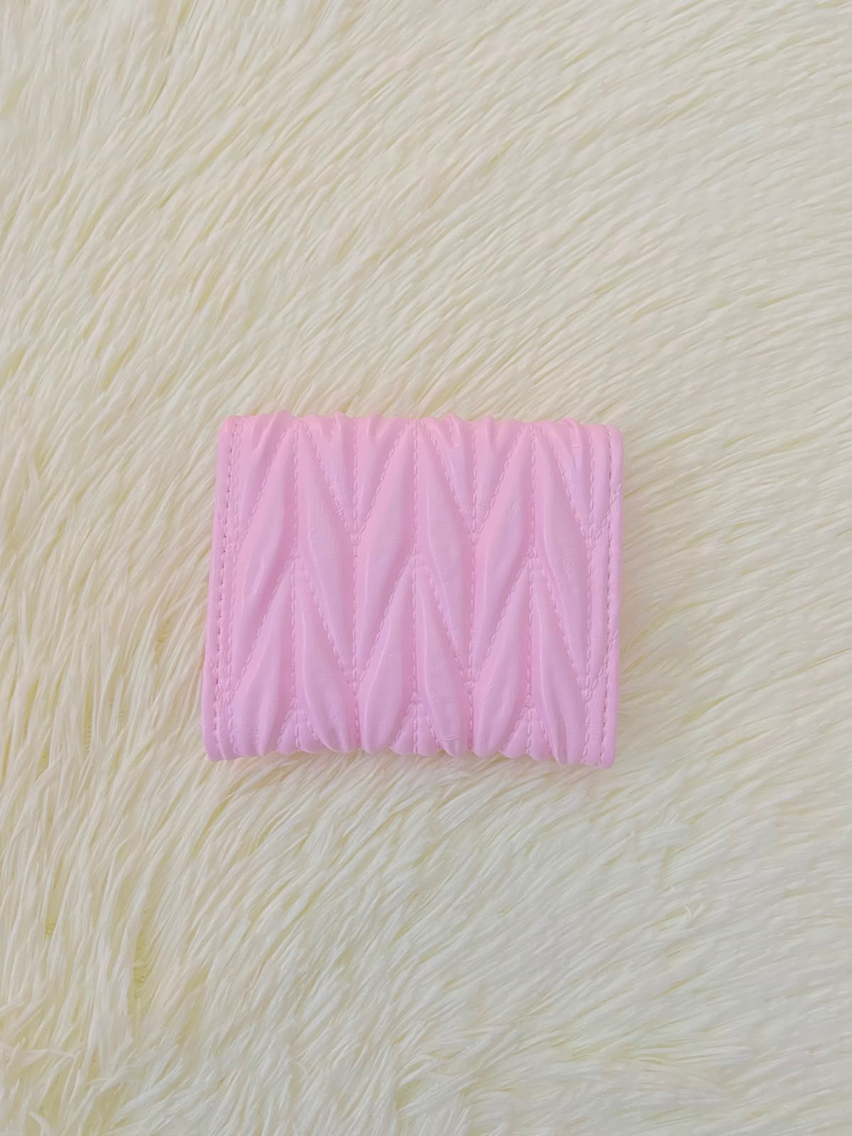 Monedero pequeño rosado diseño acolchado, cierre de boton y súper espacioso
