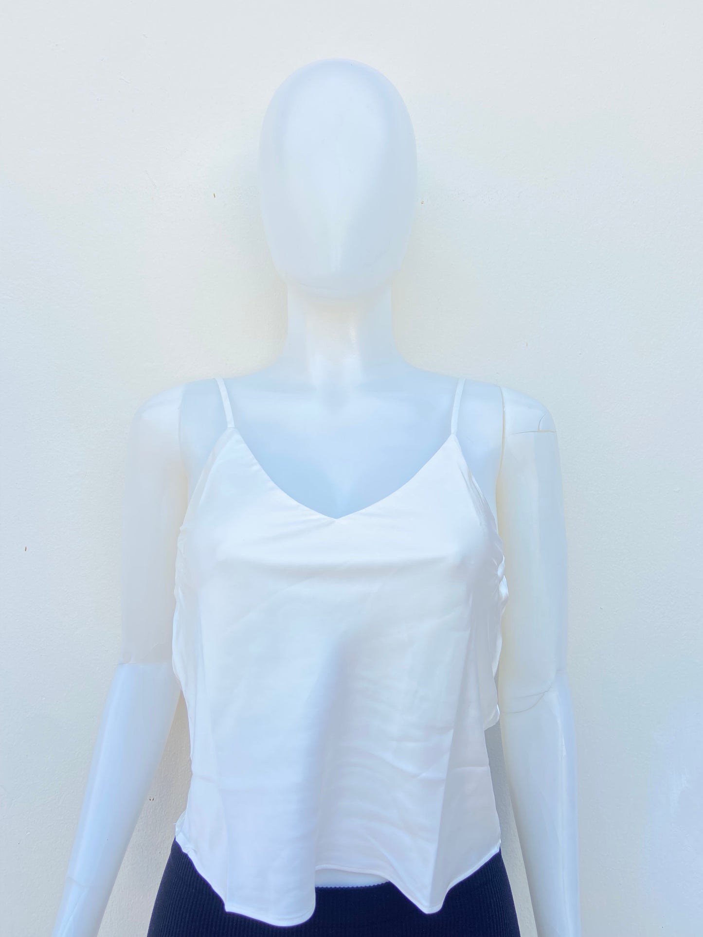 Top en color blanco con tiros ajustables y con tela de seda