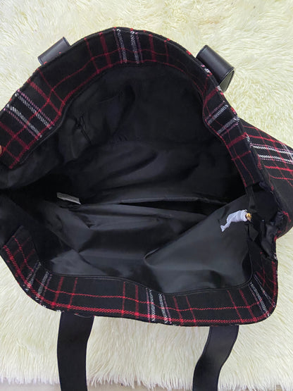 Bulto/Cartera VICTORIA’S SECRET original negro con rayas en color rojo, rosado y blanco y placa VS en dorado, tela.