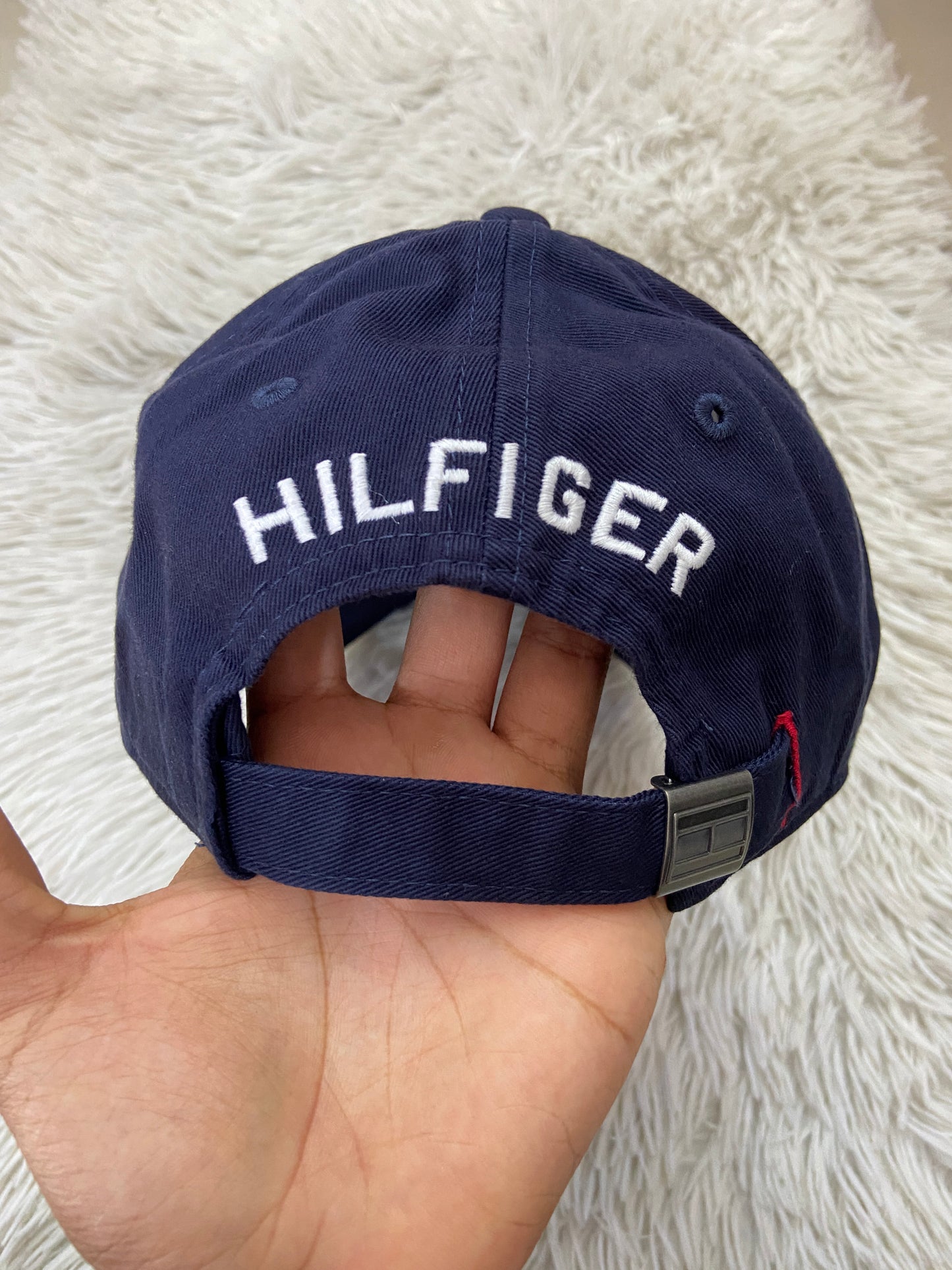 Gorra Tommy Hilfiger original azul marino con letras HILFIGER en blanco.