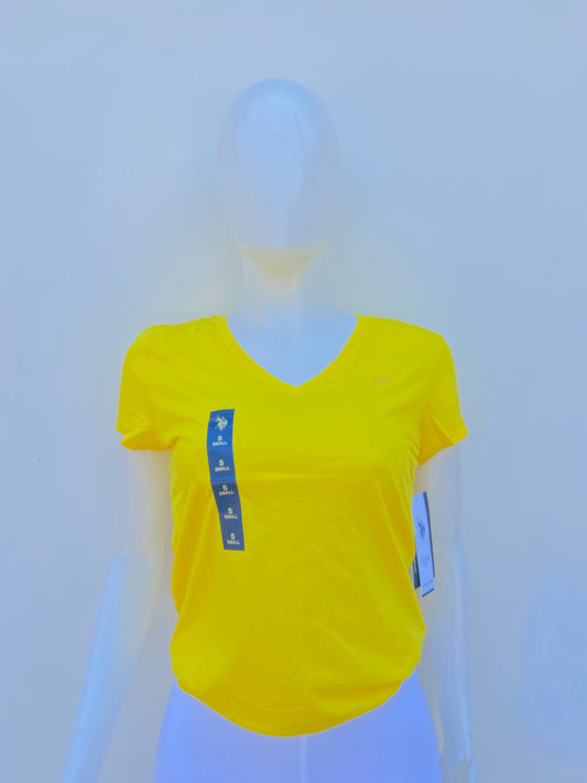 T-shirt U.S POLO ASSN. original en color amarillo y logotipo de la marca al frente en color amarillo, cuello V.