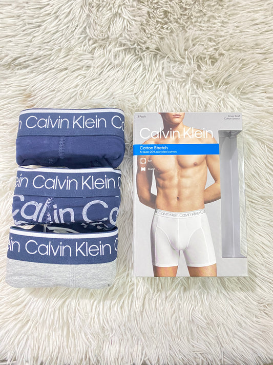 Boxer Calvin Klein original, pack de 3, azul marino liso, otro con letras de la marca y gris liso.