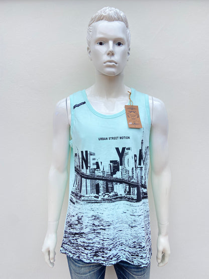 Franela VERTICAL SPORT original, verde Aqua ( turquesa ) con estampado con la ciudad de Nueva York en negro.