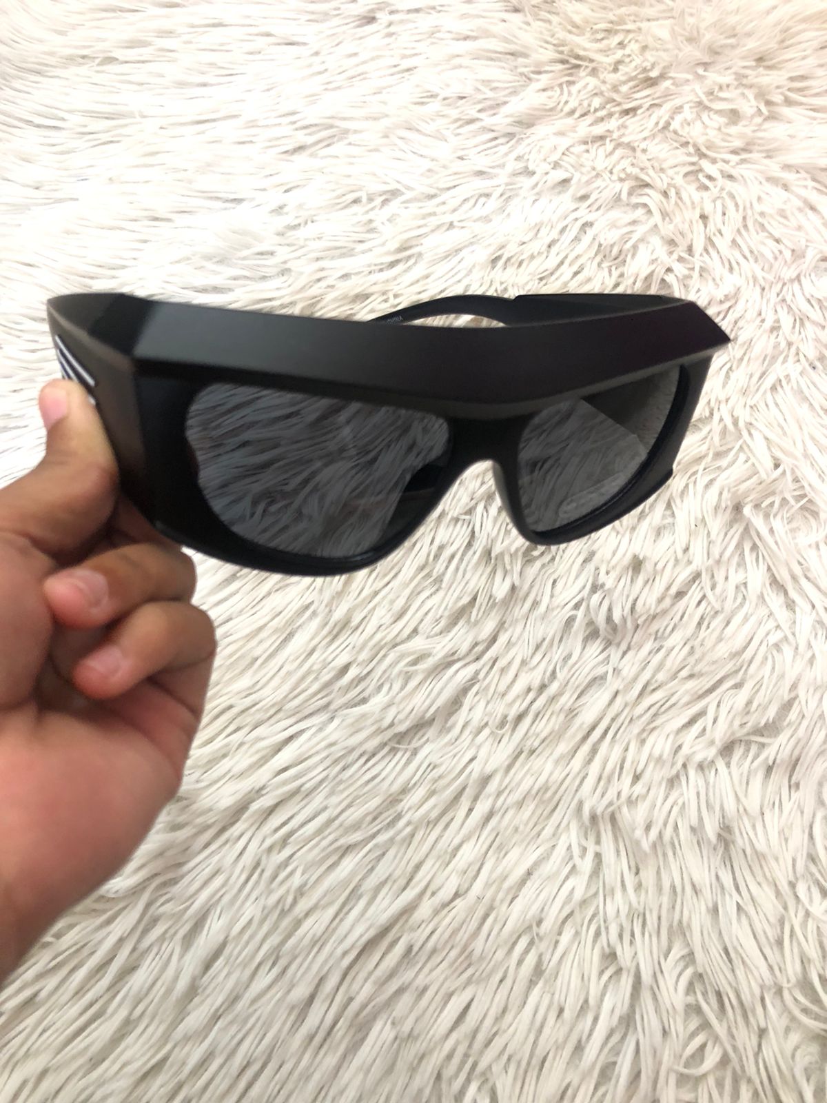 Lentes, negro cuadrado con detalles de líneas blancas en los lados.