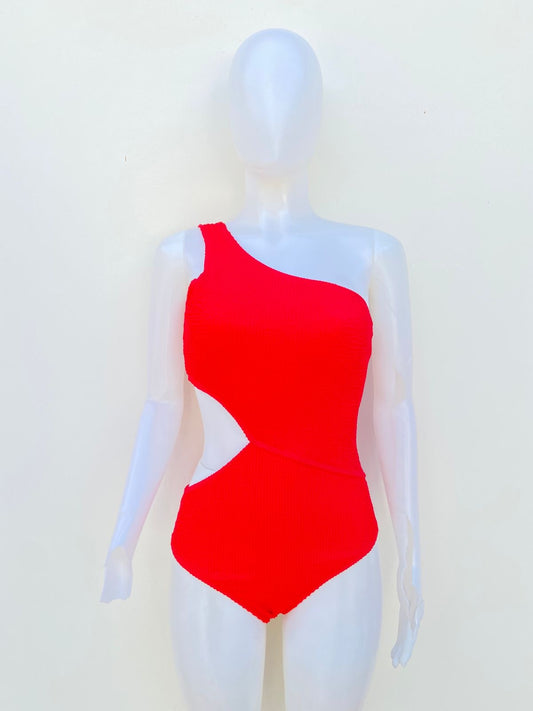 Biquini, rojo con abierto en los lados, de un solo hombro y textura de lechuga.