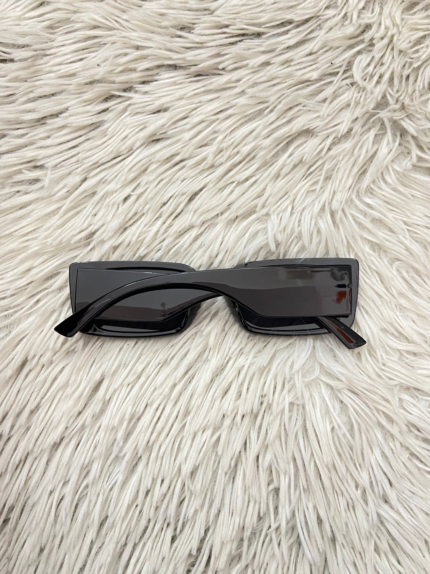 Lentes Fashion Nova original negro con detalles plateados en los lados.