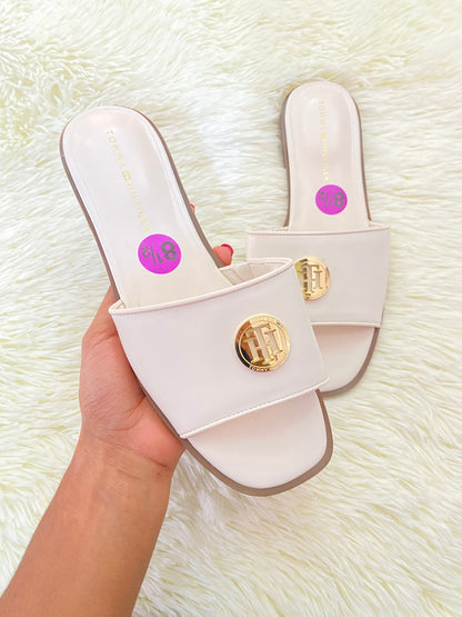 Sandalias TOMMY HILFIGER original, crema con placa TH en dorado.