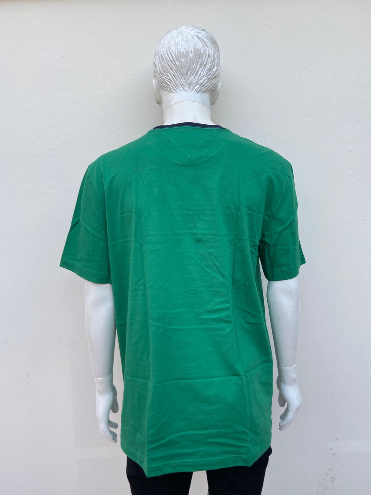 T-shirt Tommy Hilfiger original, verde con logotipo de la marca pequeña en frente y cuello azul marino.