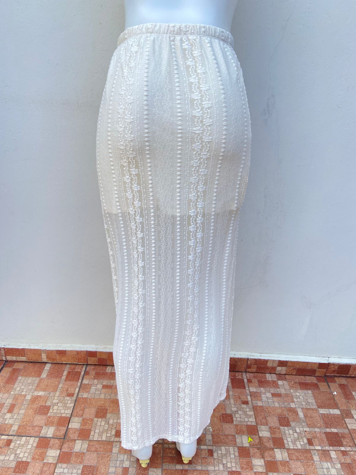 Falda Forever 21 Original, color crema con abertura en el lado izquierdo.