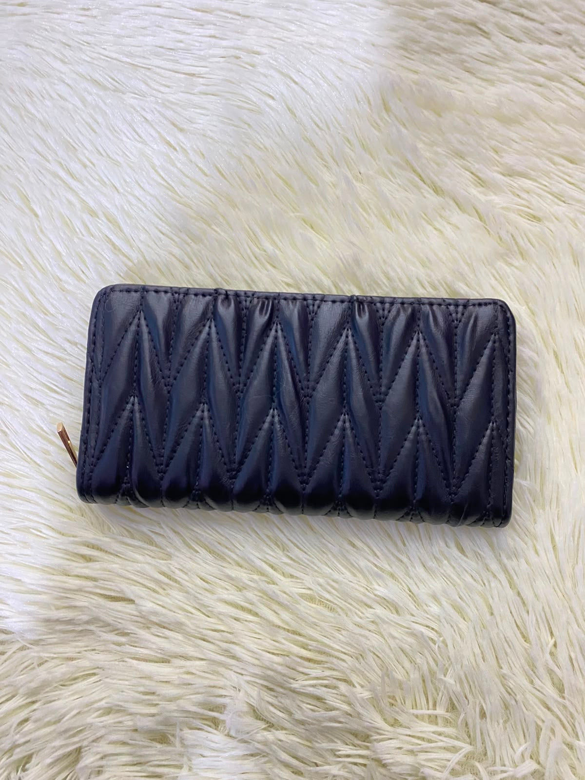 Monedero, negro con diseños de Zic Zac y zipper en dorado.