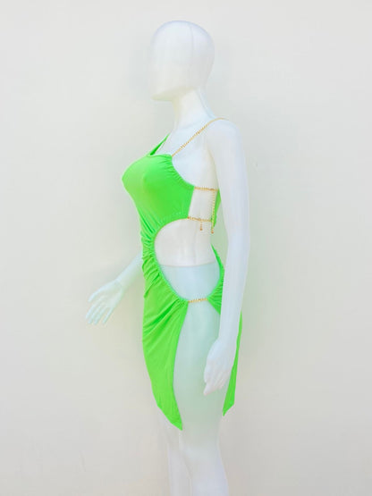 Vestido Fashion Nova verde con abierto en un lado y cadena dorada. Tela stretch.