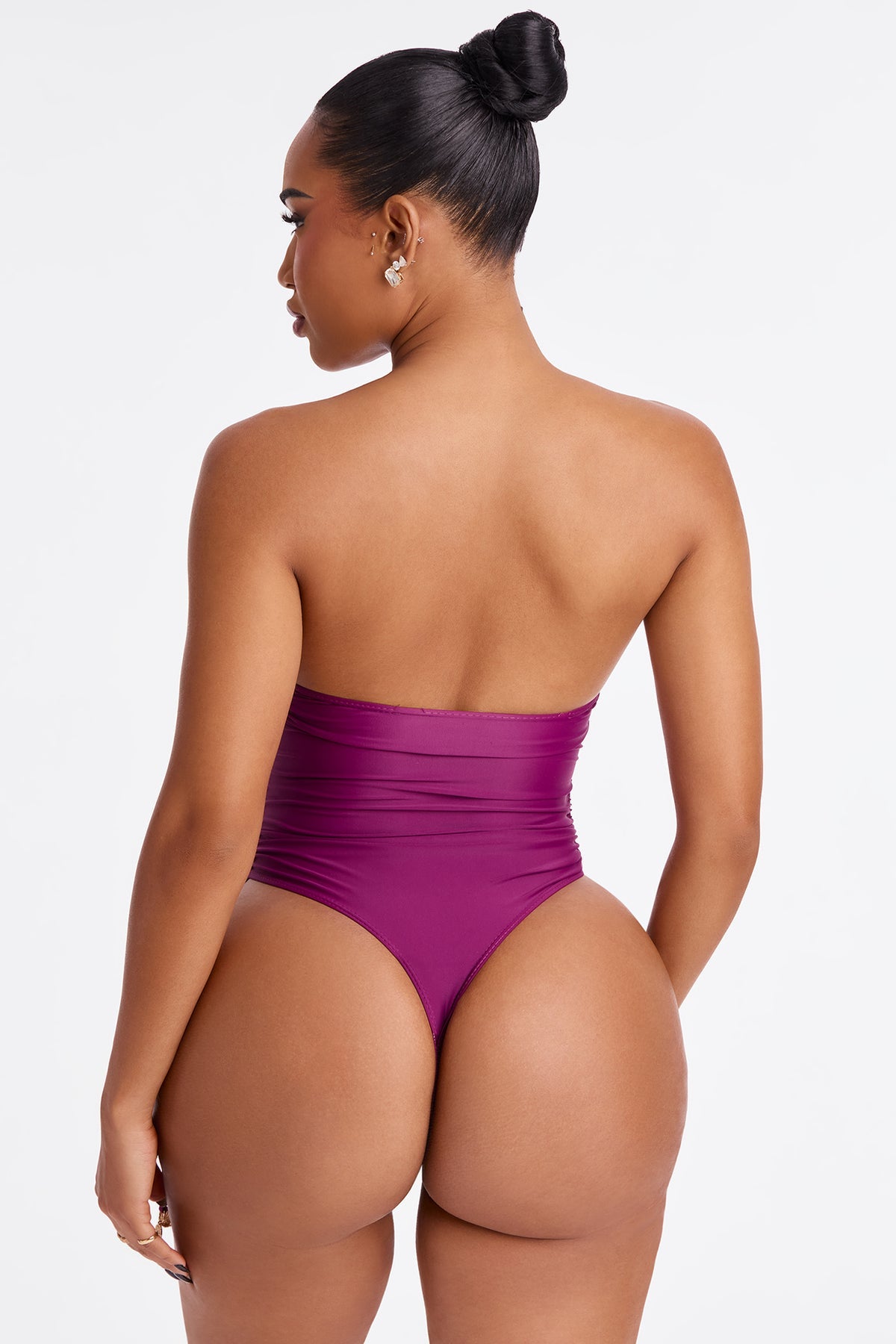 Biquini de 1 pieza morado (purple) strapless y con lazos ajustables en los lados.