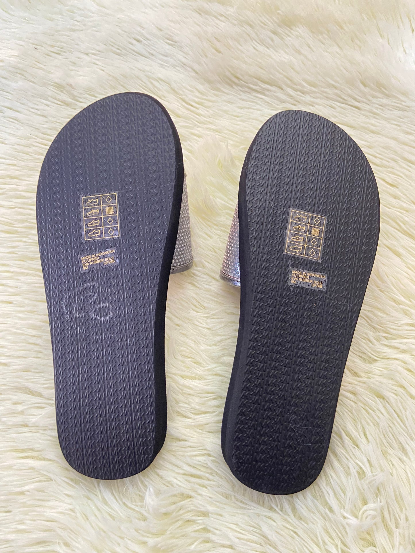 Sandalias MICHAEL KORS original, negra con plateado y letras MK en los lados.