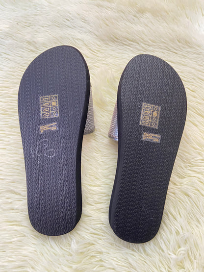Sandalias MICHAEL KORS original, negra con plateado y letras MK en los lados.