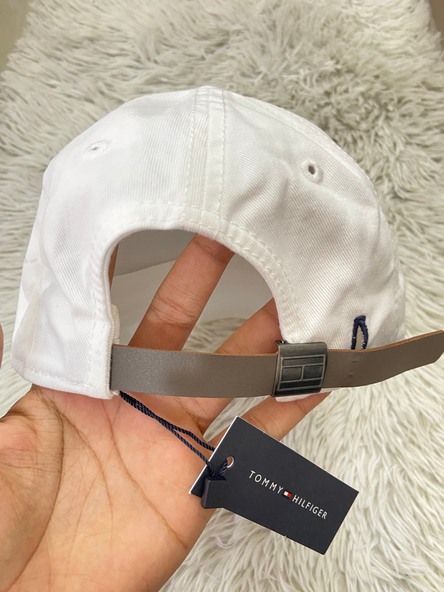 Gorra Tommy Hilfiger original blanca con letras TOMMY HILFIGER en azul y correa en marrón.